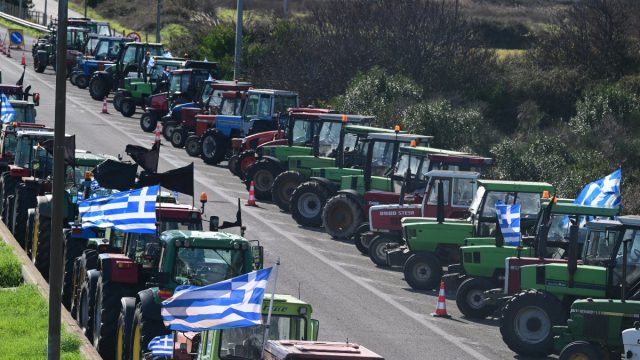 Η Ελλάδα «κομμένη» στα δύο: Πυκνώνουν τα μπλόκα οι αγρότες, απογοήτευση με τις εξαγγελίες της κυβέρνησης