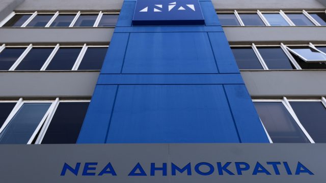 Επίθεση στα γραφεία της ΝΔ στην Πεύκη – «Ενέργειες θρασύδειλων τραμπούκων» απαντά η κυβέρνηση