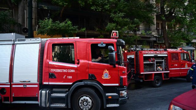 Φωτιά σε πολυκατοικία στη Νέα Σμύρνη: Απεγκλωβισμός ατόμου από την ταράτσα