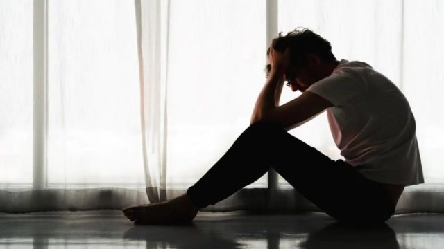 Στο «περίμενε» για μια δική τους στέγη: Το οικονομικό αδιέξοδο που κρατά τους 30άρηδες στο πατρικό – Είναι επιλογή ή ανάγκη;