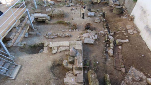 Πλάκα: Αποκαλύφθηκαν αρχαιότητες στην αυλή της περίφημης «Οικίας Κοκοβίκου»