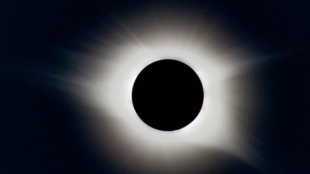 Ολική έκλειψη Ηλίου στην Ευρώπη μετά από 27 χρόνια – Ποιες περιοχές της Ελλάδας θα τη δουν