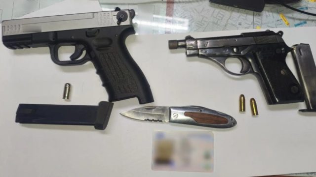 Παλαιό Φάληρο: Συνελήφθη επιχειρηματίας με όπλα, σφαίρες και σουγιά στο αυτοκίνητό του