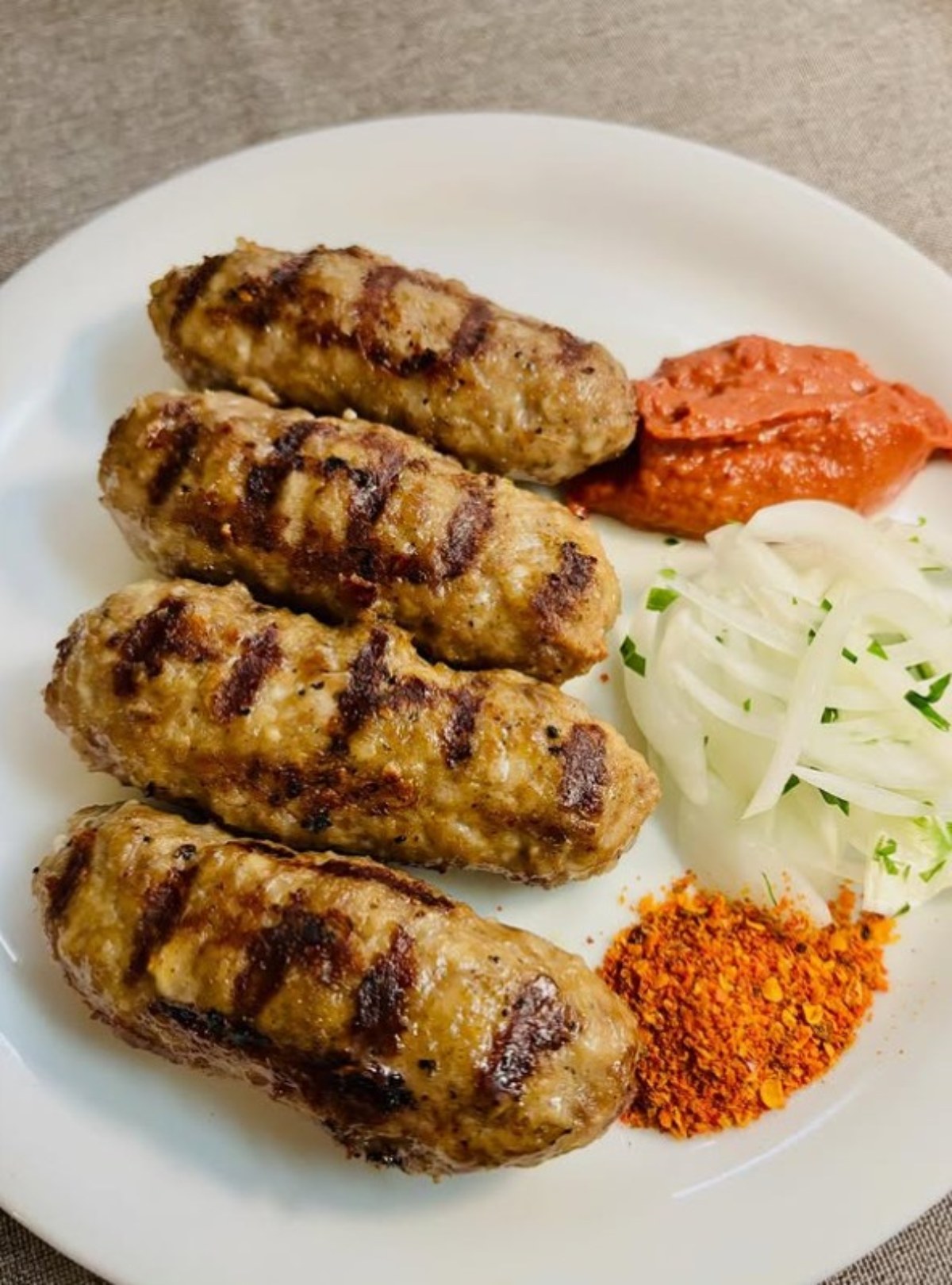 Στο μενού θα βρείτε από σουτζουκάκια μέχρι Rib eye