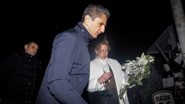 Θρήνος στην Τούμπα: Λουτσέσκου και παίκτες αποτίουν φόρο τιμής στους 7 οπαδούς του ΠΑΟΚ