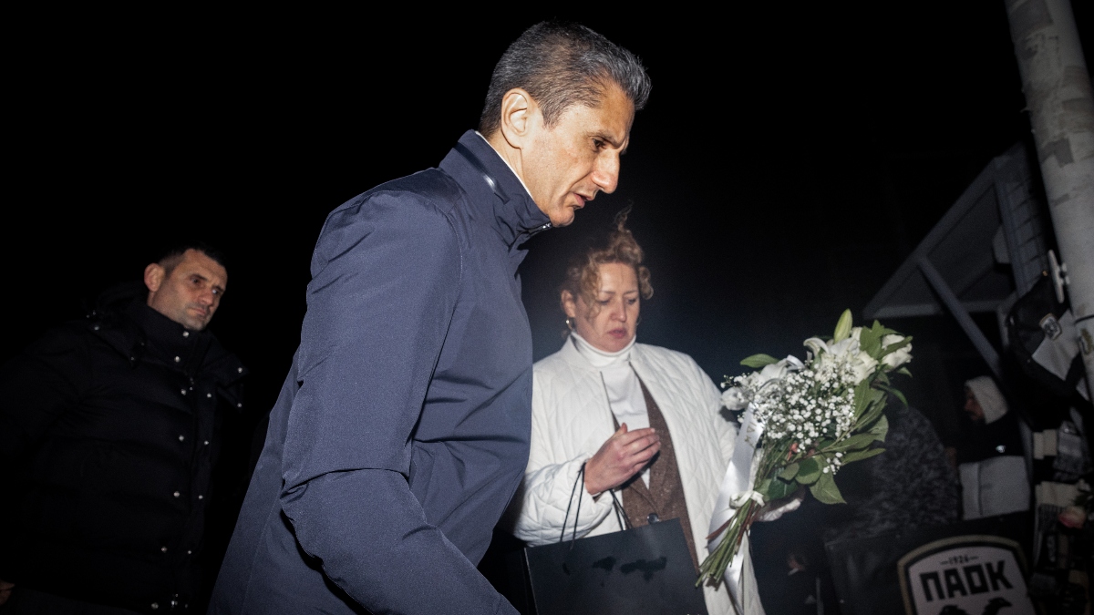 Θρήνος στην Τούμπα: Λουτσέσκου και παίκτες αποτίουν φόρο τιμής στους 7 οπαδούς του ΠΑΟΚ