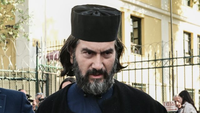 Διεκόπη ξανά η δίκη του πατρός Αντώνιου: Παραιτήθηκαν οι δικηγόροι του, αποχώρησαν οι κατηγορούμενοι