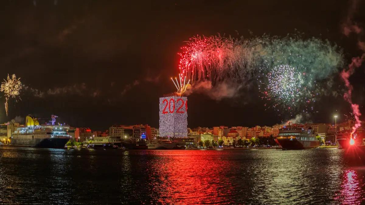 Πρωτοχρονιά στον Πειραιά: Υπερθέαμα πυροτεχνημάτων και φως στον Πύργο για το 2026