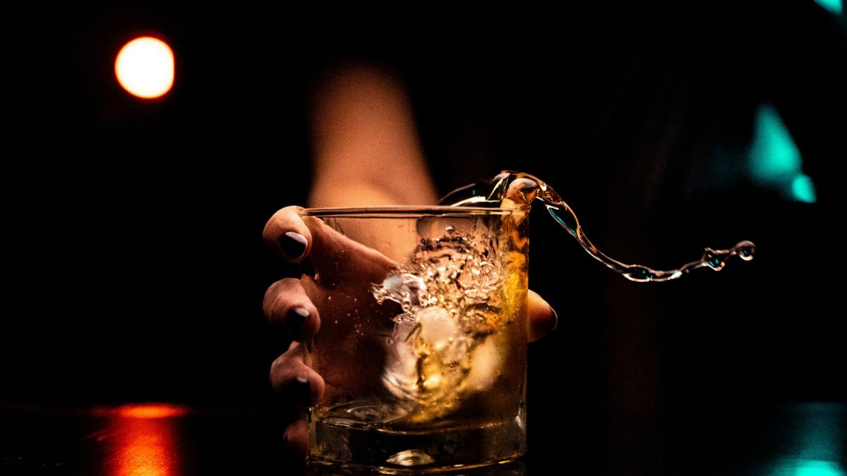 Μόλις 2 ποτά τη βραδιά εκτοξεύουν τον κίνδυνο καρκίνου στο έντερο: Τι αποκαλύπτει νέα μελέτη