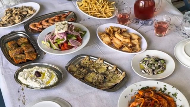 Ο Ψητός Μπακαλιάρος: Τι προσφέρει η ψαροταβέρνα της Γλυφάδας σε 2 άτομα με 50 ευρώ