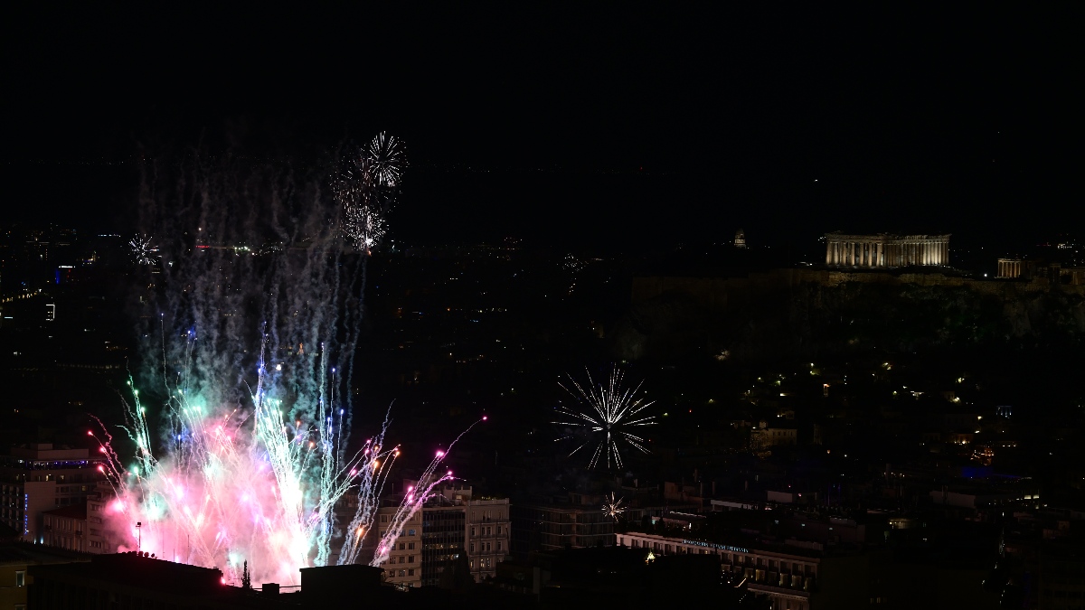 Νέα χρονιά με πυροτεχνήματα, drone show και μουσική: Λαμπερή υποδοχή του 2026 σε Αθήνα και Θεσσαλονίκη