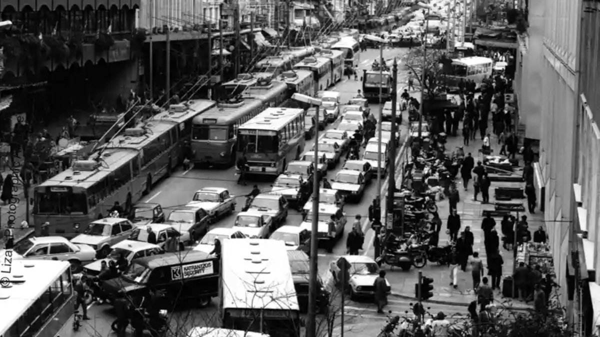 Κουίζ για την παλιά Αθήνα: Αναγνωρίζετε αυτήν την πολυσύχναστη οδό;