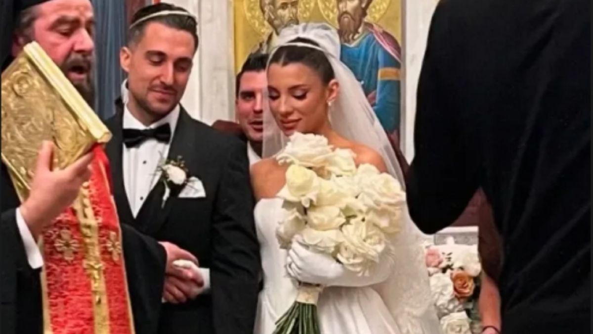 Σάκης Κατσούλης – Μαριαλένα Ρουμελιώτη: Οι πρώτες εικόνες από τον παραμυθένιο γάμο τους και το εντυπωσιακό νυφικό