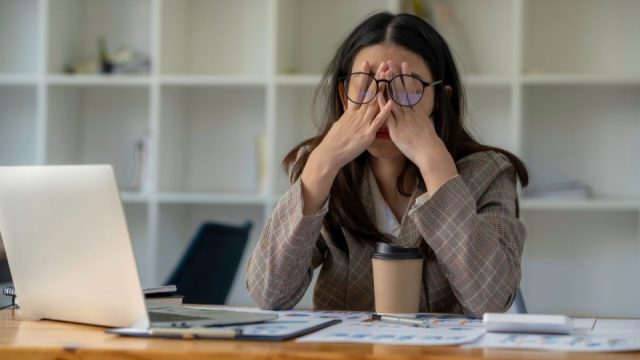 4 μικρές κακές συνήθειες που κάνεις καθημερινά και πώς θα τις κόψεις «μαχαίρι»