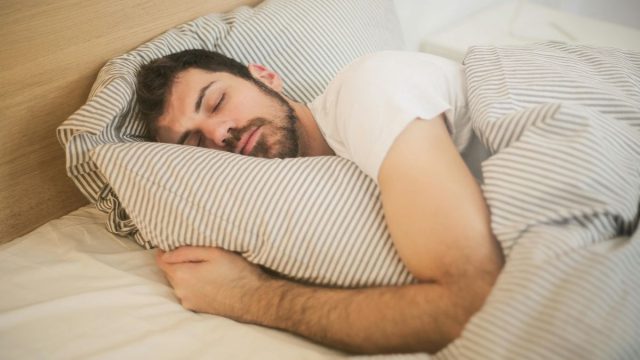 Ο τρόπος που κοιμάσαι μπορεί να σου προκαλεί πόνους χωρίς να το ξέρεις – Οι στάσεις ύπνου και πώς σε επηρεάζουν