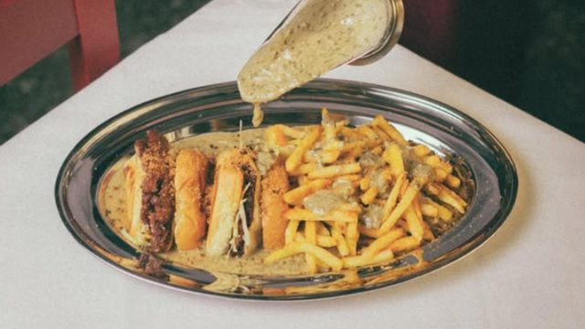 Burger κάτω από ασημένιες καμπάνες: Το F*Smashing District κάνει το street food «αριστοκρατικό»