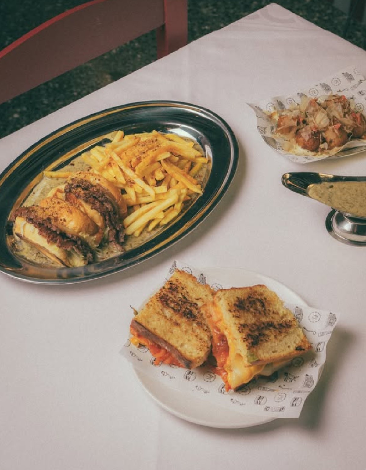 Smashing burgers, φρέσκα όστρακα και 90s vibes σε ένα concept που δεν μοιάζει με κανένα άλλο