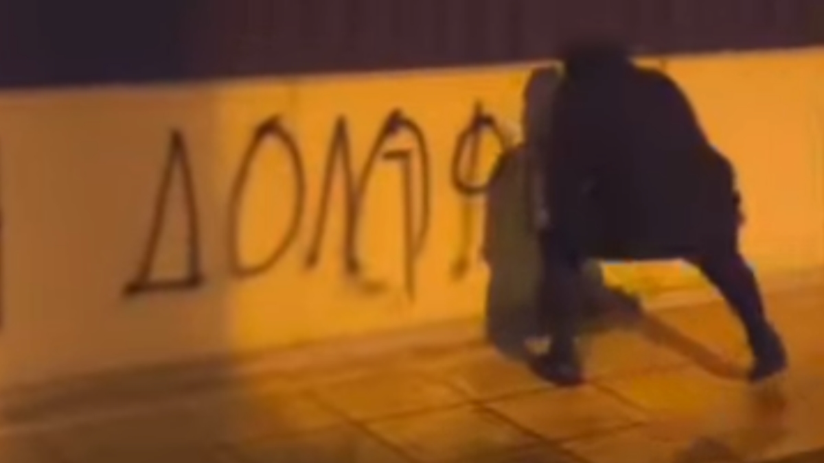 Παρέμβαση του Ρουβίκωνα στο σπίτι του ιδιοκτήτη της Βιολάντα – «Δολοφόνε» έγραψαν