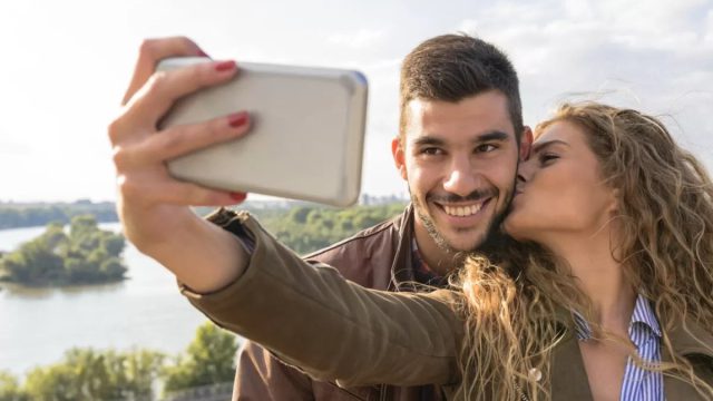 Social media και σχέσεις: Γιατί πολλές γυναίκες επιλέγουν πλέον τη ζωή χωρίς stories