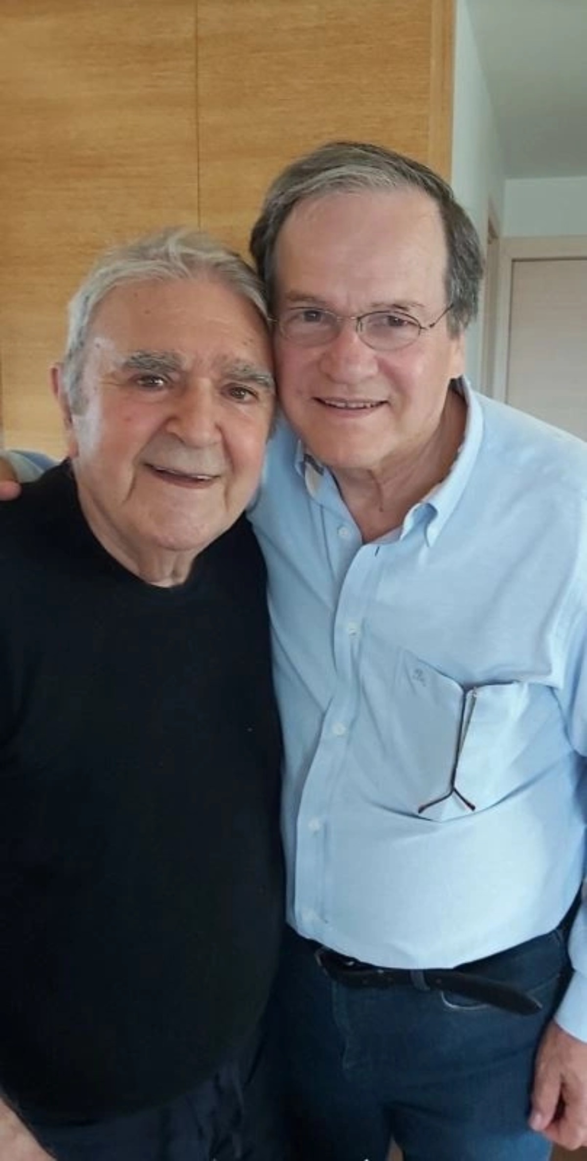 Φωτογραφία του Πασχάλη Τερζή και του Χρήστου Νικολόπουλου, με αφορμή τη νέα τους μουσική συνεργασία και την επιστροφή του Τερζή στη δισκογραφία.