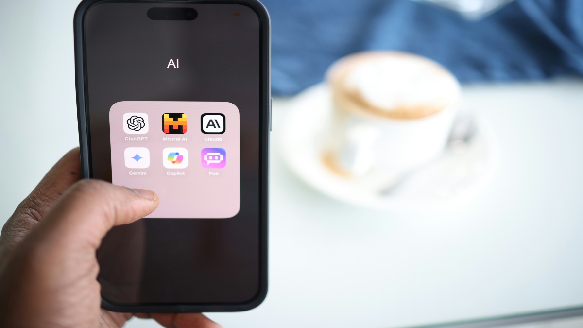 Στιγμιότυπο οθόνης smartphone με διάφορες εφαρμογές τεχνητής νοημοσύνης (AI)