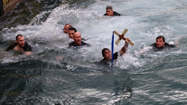 Θεοφάνια: Με λαμπρότητα ο αγιασμός των υδάτων – Δείτε φωτογραφίες και βίντεο