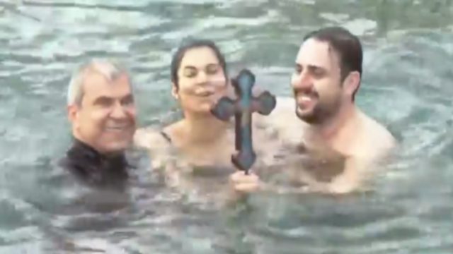 Συγκίνηση στην Κωνσταντινούπολη: 53 πιστοί βούτηξαν για τον Τίμιο Σταυρό στα παγωμένα νερά του Κεράτιου κόλπου