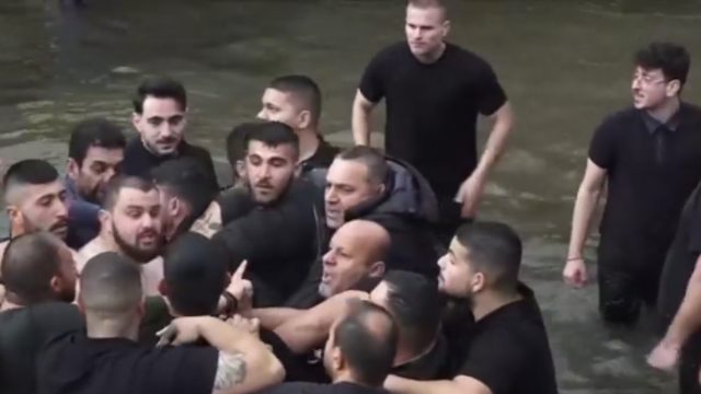 Θεοφάνια: Παρατράγουδα στην Φλώρινα – «Σφαγή» πάνω από τον Τίμιο Σταυρό, παρουσία Δένδια
