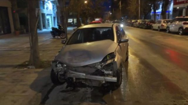 Θεσσαλονίκη: Μεθυσμένη 24χρονη οδηγός παρέσυρε 15 αυτοκίνητα και «καρφώθηκε» σε τζαμαρία