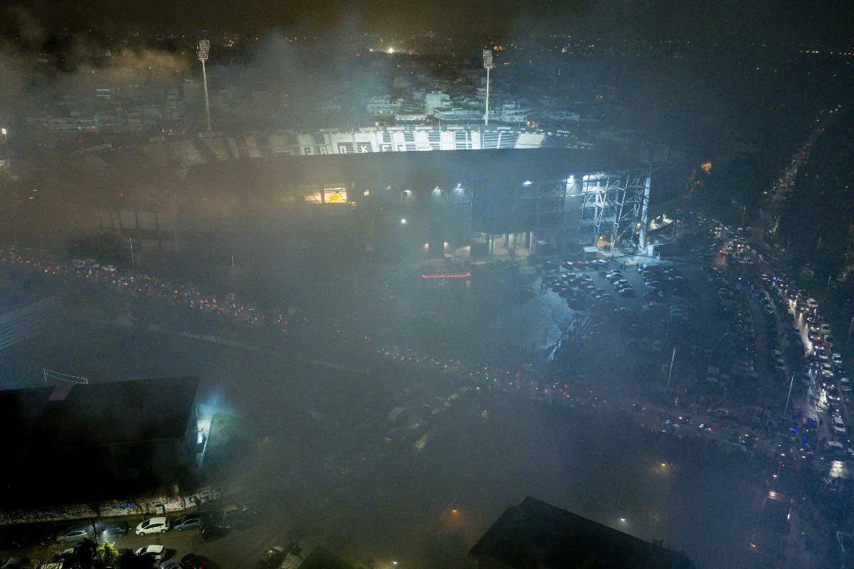 Πλήθος κόσμου έξω από το γήπεδο της Τούμπας αποτίει φόρο τιμής στους νεκρούς οπαδούς του ΠΑΟΚ