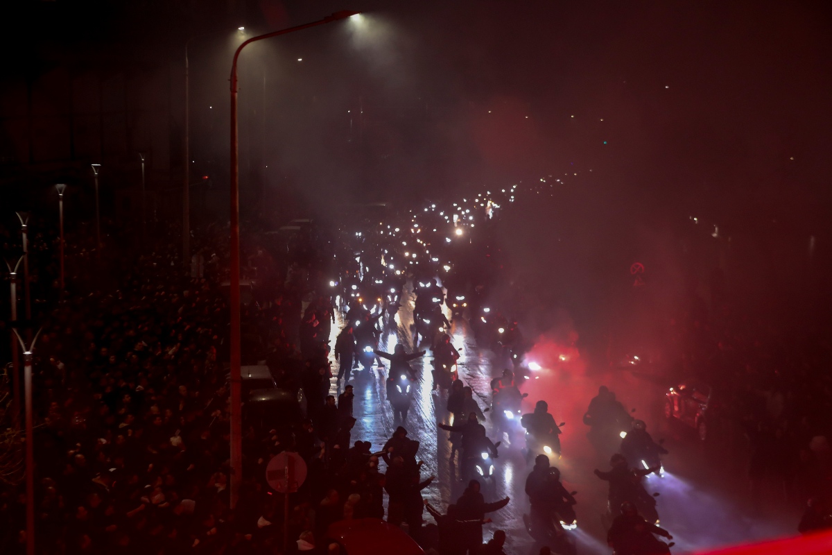 Πλήθος κόσμου έξω από το γήπεδο της Τούμπας αποτίει φόρο τιμής στους νεκρούς οπαδούς του ΠΑΟΚ 