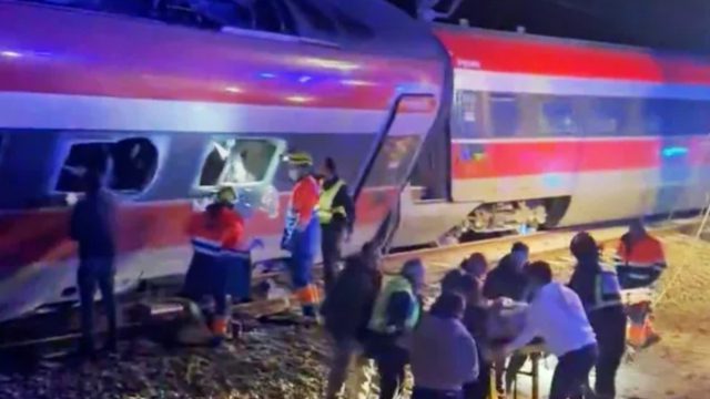 Ισπανία: Πώς έγινε η φονική σύγκρουση των τρένων – «Όλοι οι ειδικοί σε θέματα σιδηροδρόμων έχουν εκπλαγεί»