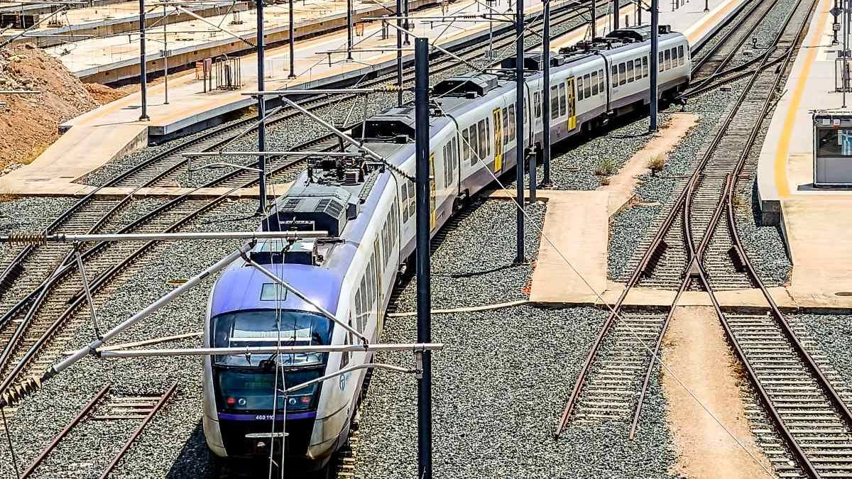 Ιερά Οδός: Αμερικάνος μπασκετμπολίστας μπήκε με το αμάξι στις γραμμές του τρένου – Οδηγούσε μεθυσμένος για 300 μέτρα