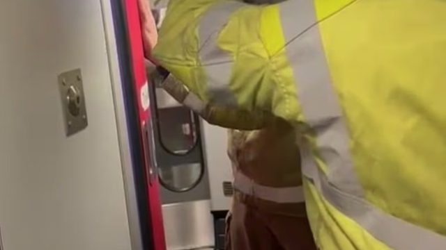 Κλειστοφοβική επιβάτιδα έμεινε εγκλωβισμένη σε τουαλέτα τρένου για δύο ώρες