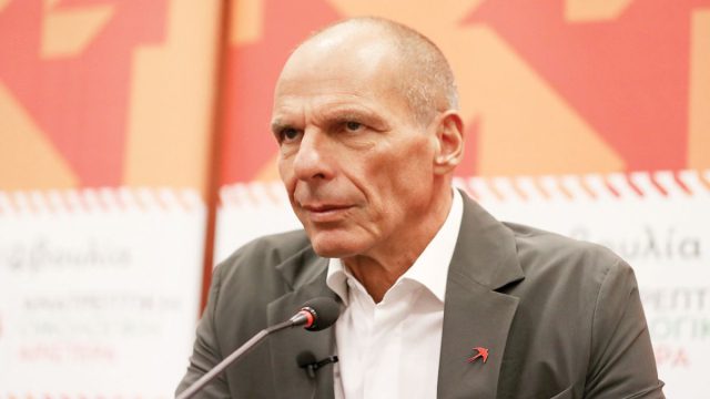 Γιάνης Βαρουφάκης: Παρέμβαση της αστυνομίας σπίτι του – Κλήθηκε σε προκαταρκτική εξέταση για τις δηλώσεις του περί ecstasy