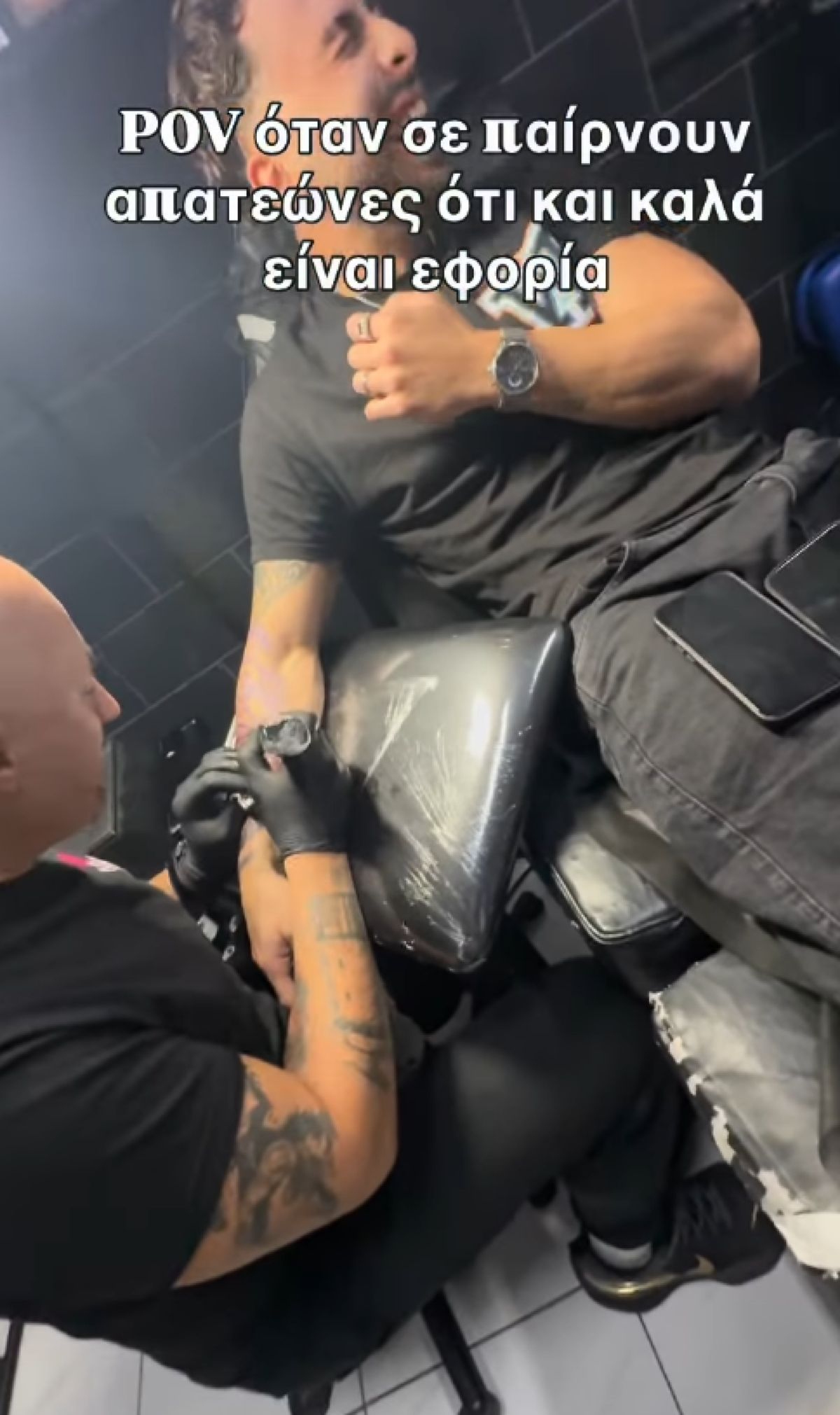 Επικό τρολάρισμα tattoo artist σε απατεώνες που ζητούσαν κωδικούς κάρτας