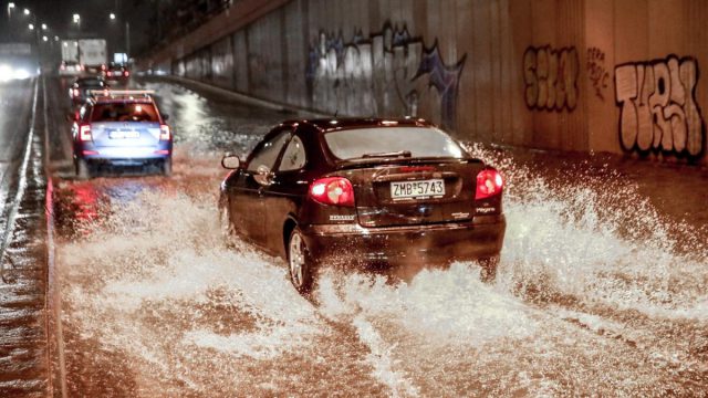 Συναγερμός στον Ασπρόπυργο: Ήχησε το 112 για το ρέμα Αγίου Ιωάννου – Διακοπή δρομολογίων λόγω εισροής υδάτων
