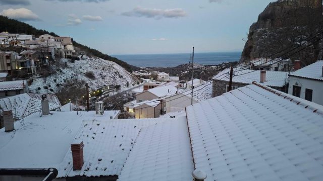 Πρωτοχρονιά στα λευκά: Το χιόνι έφτασε μέχρι τη θάλασσα στη Λήμνο – 40 πόντοι χιόνι στην Εύβοια
