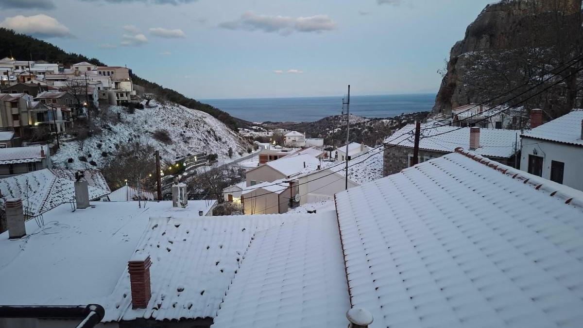 Πρωτοχρονιά στα λευκά: Το χιόνι έφτασε μέχρι τη θάλασσα στη Λήμνο - 40 πόντοι χιόνι στην Εύβοια | Athens Magazine
