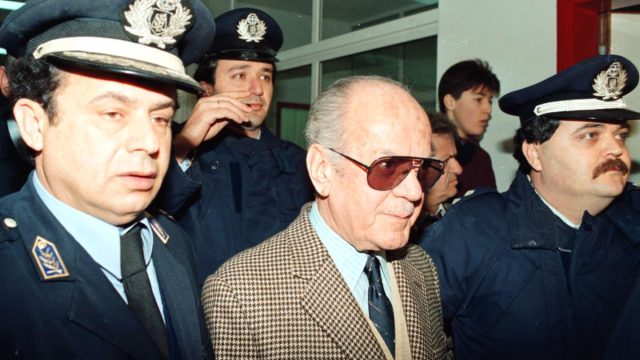 Το «Πραξικόπημα της Πιτζάμας»: Η ημέρα που η Δημοκρατία θωρακίστηκε απέναντι στα κατάλοιπα της Χούντας