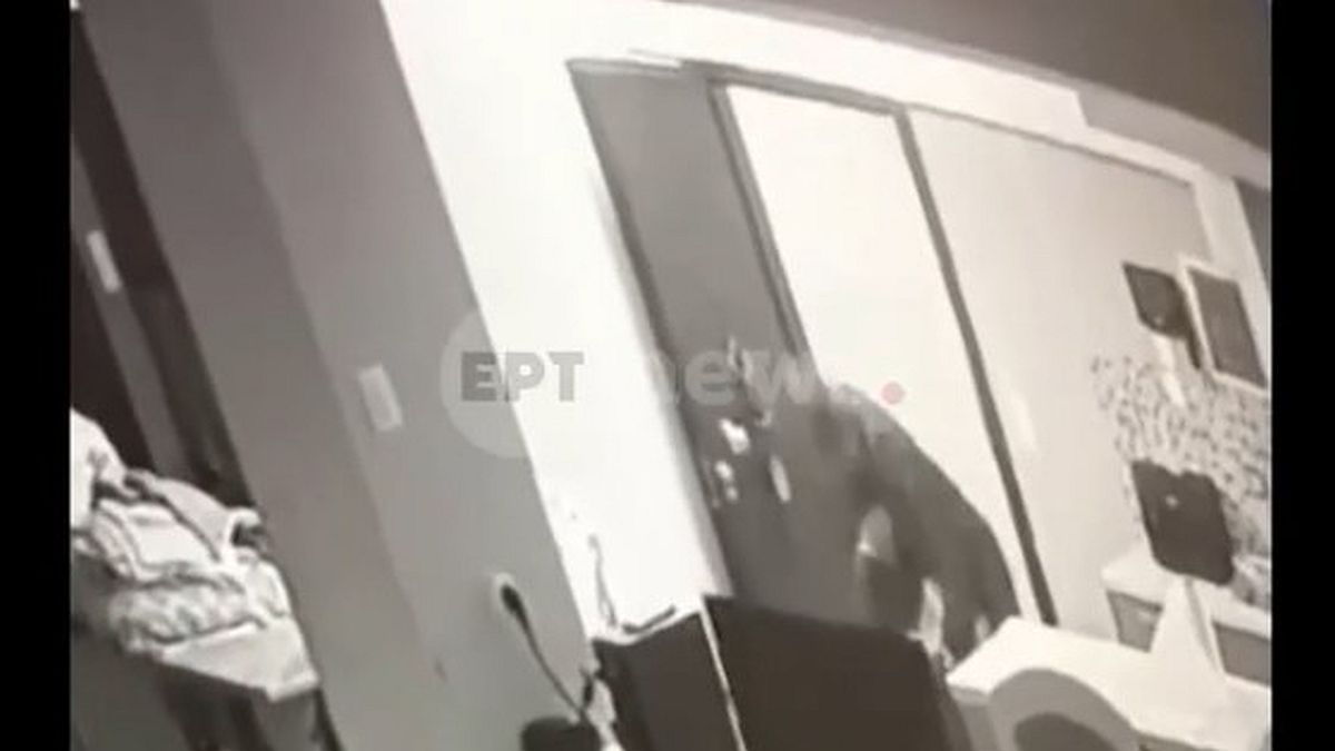 Η στιγμή που ο 64χρονος χτυπάει την μητέρα