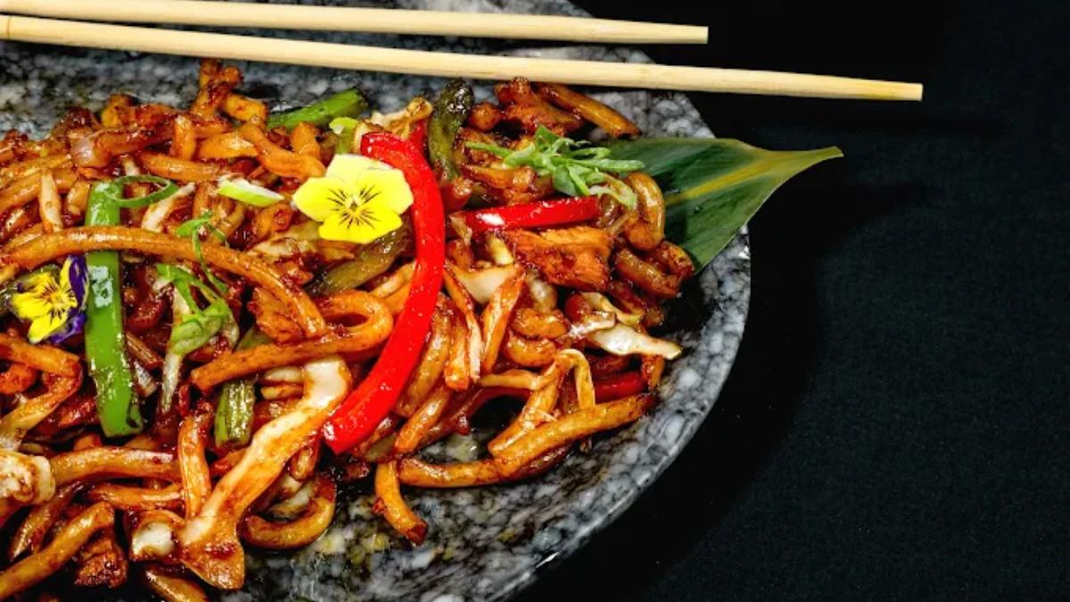 AOMI: Το εστιατόριο στο Μπουρνάζι που ενώνει sushi και μεσογειακή κουζίνα