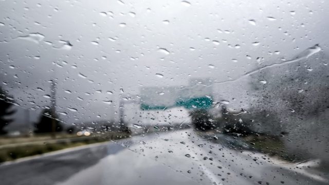 Άστατος ο καιρός σήμερα (9/2) με βροχές και σκόνη – Η πρόγνωση από Αρναούτογλου και Αρνιακό