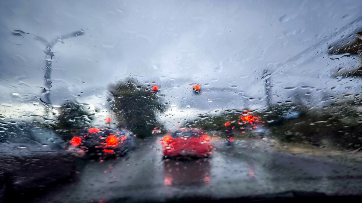 Καιρός σήμερα (10/2): Βροχές και καταιγίδες μέχρι την Παρασκευή – Οι προειδοποιήσεις Τσατραφύλλια και Αρνιακού