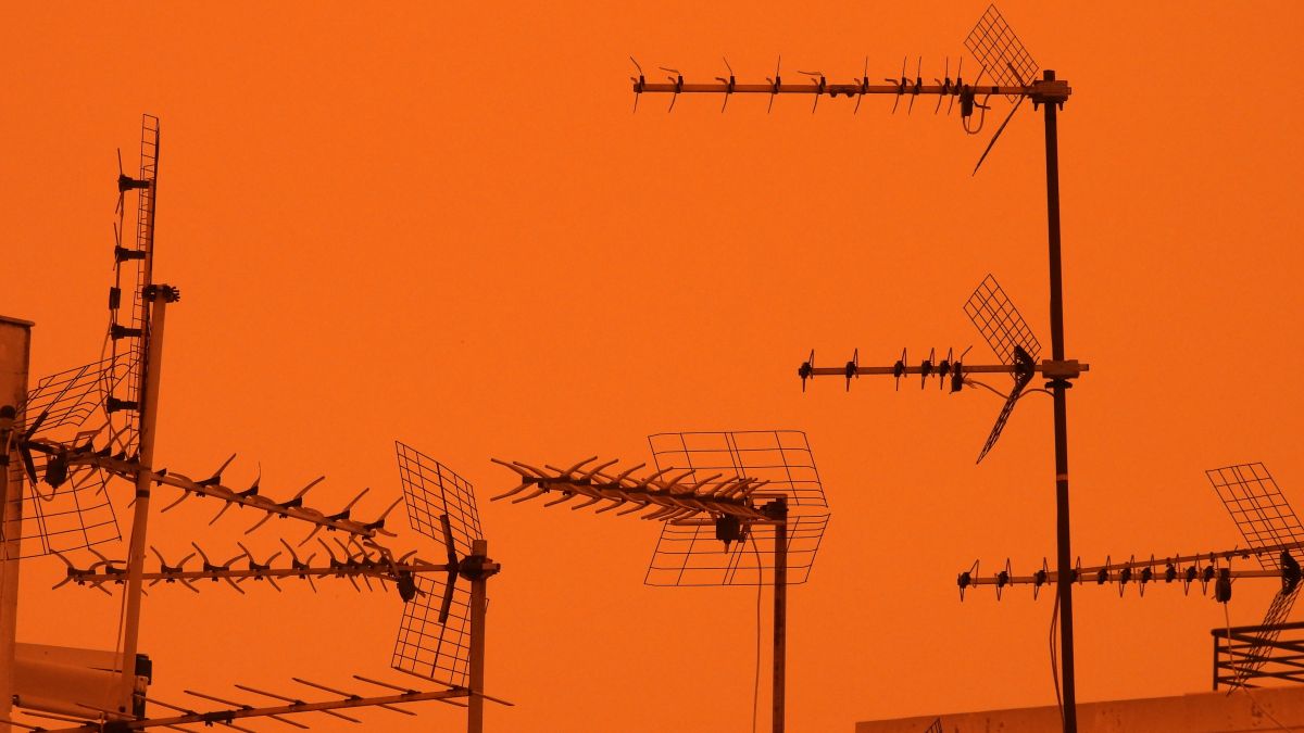 Πώς θα ήταν η Αθήνα χωρίς κεραίες: Οι προτάσεις των ειδικών για να καθαρίσει η «χωματερή» του αττικού ουρανού