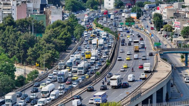 Κίνηση 18/2: Το απόλυτο κυκλοφοριακό χάος – Απεργία ταξί και έργα στην Αττική Οδό παραλύουν τους δρόμους