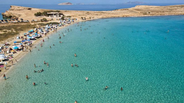 Άνω Κουφονήσι: Σάλος με την απόφαση να βάλουν ξαπλώστρες στον τελευταίο παράδεισο των Κυκλάδων 