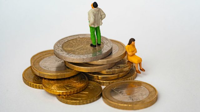 Ακτινογραφία της ελληνικής εργασίας: Ο μέσος μισθός στην εποχή των 1.362 ευρώ και το παράδοξο των «μικρών» που τρέφουν τους πολλούς