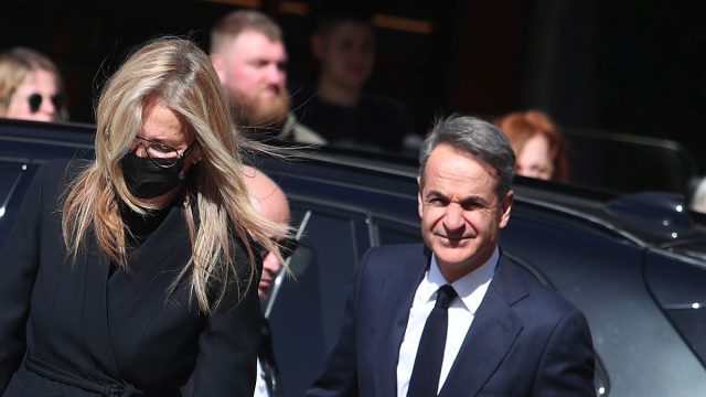 Μαρέβα Γκραμπόφσκι: Η πρώτη εμφάνιση μετά το χειρουργείο – Με επιδέσμους στα χέρια η σύζυγος του Κυριάκου Μητσοτάκη