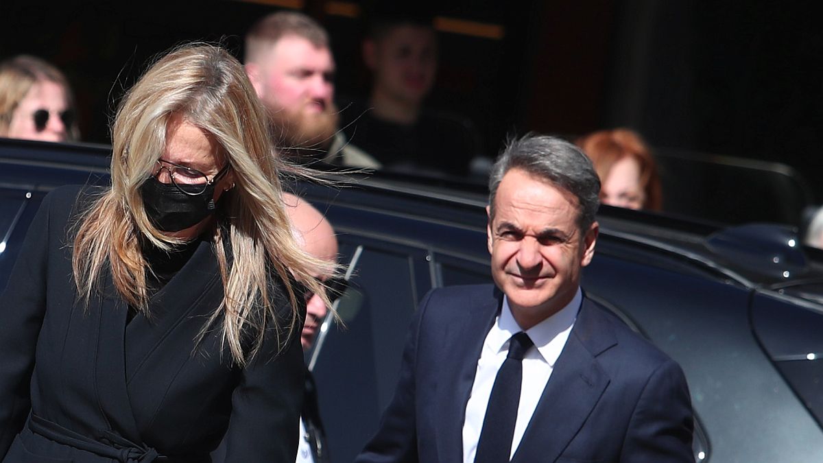 Μαρέβα Γκραμπόφσκι: Η πρώτη εμφάνιση μετά το χειρουργείο – Με επιδέσμους στα χέρια η σύζυγος του Κυριάκου Μητσοτάκη